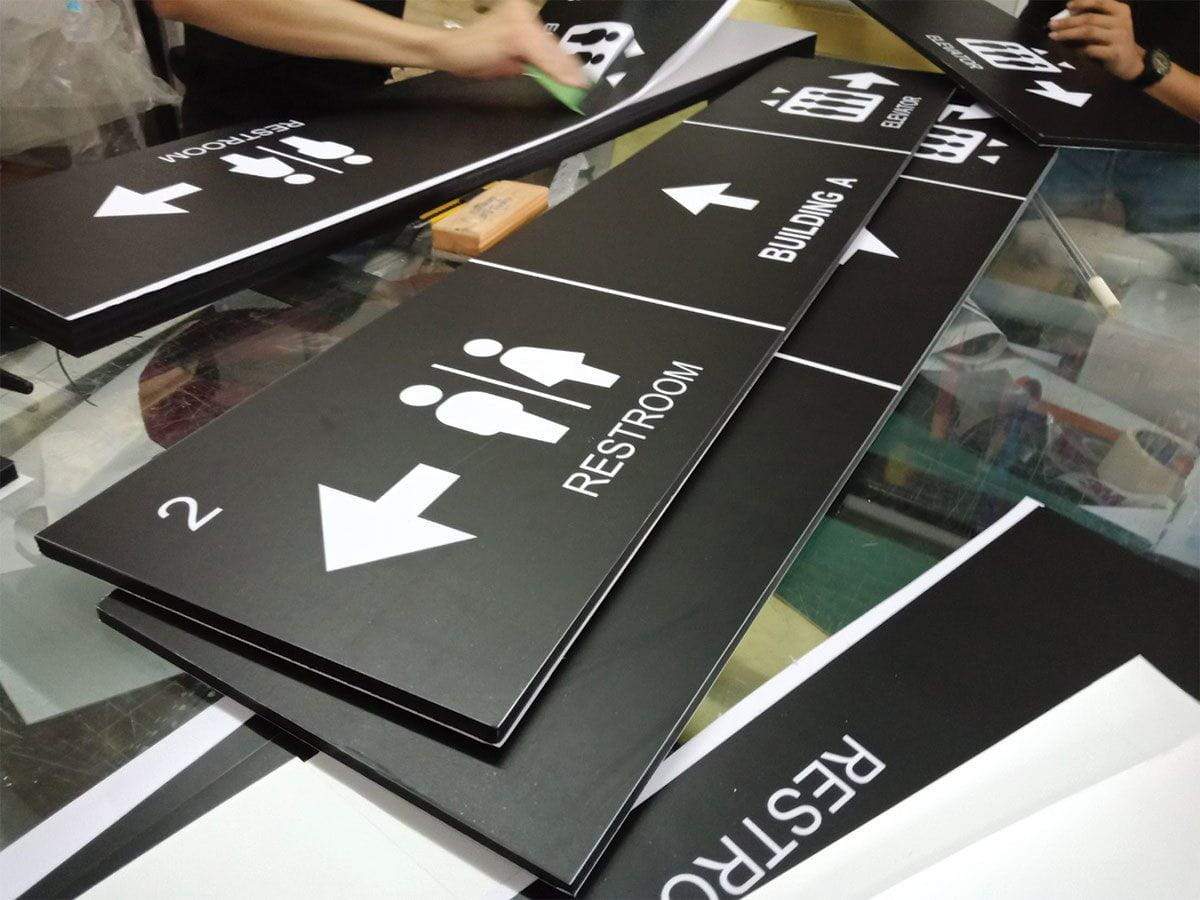 ป้ายจุดรับบริการ ป้ายสัญลักษณ์ ป้ายบอกทาง Guide Sign ป้ายแขวนติดผนัง