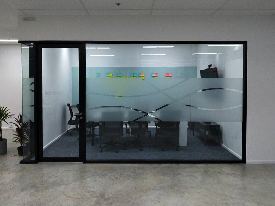 สติกเกอร์ฝ้าขุ่น ติดกระจก พิมพ์สี ไดคัทลาย ติดกระจก บังแดด บังสายตาคนภายนอก สติ๊กเกอร์กั้นห้อง ในออฟฟิศ