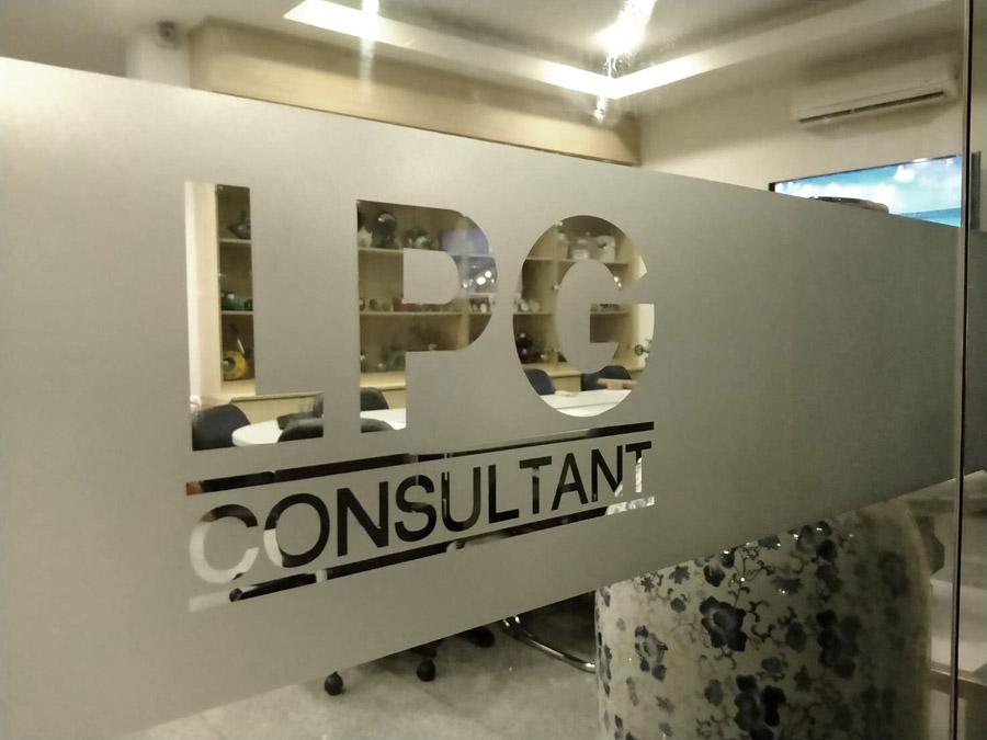 รับเหมางานติดตั้ง สติกเกอร์ฝ้าติดกระจก เขตกรุงเทพและปริมณฑล สติ๊กเกอร์ฝ้าราคาถูก