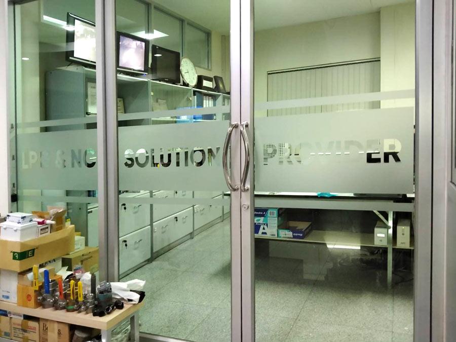 รับเหมางานติดตั้ง ฟิล์มฝ้า ฟิล์มขุ่น สติกเกอร์ฝ้าติดกระจก เขตกรุงเทพและปริมณฑล สติ๊กเกอร์ฝ้าราคาถูก