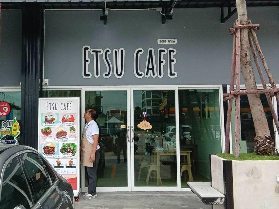 ป้ายชื่อร้าน ป้ายหน้าร้าน แผ่น plastwood sheet ไดคัทลายตามแบบ อุปกรณ์ประกอบฉาก ป้ายตกแต่ง