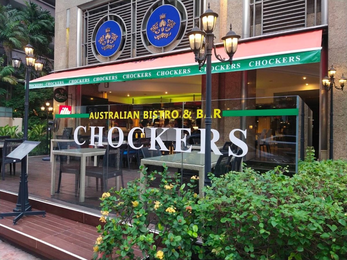 สติ๊กเกอร์ไดคัท และสติ๊กเกอร์ติดกระจกหน้าร้าน พิมพ์คมชัด สีสวยทนทาน เหมาะสำหรับงานตกแต่งร้านค้า โปรโมชัน และโฆษณา