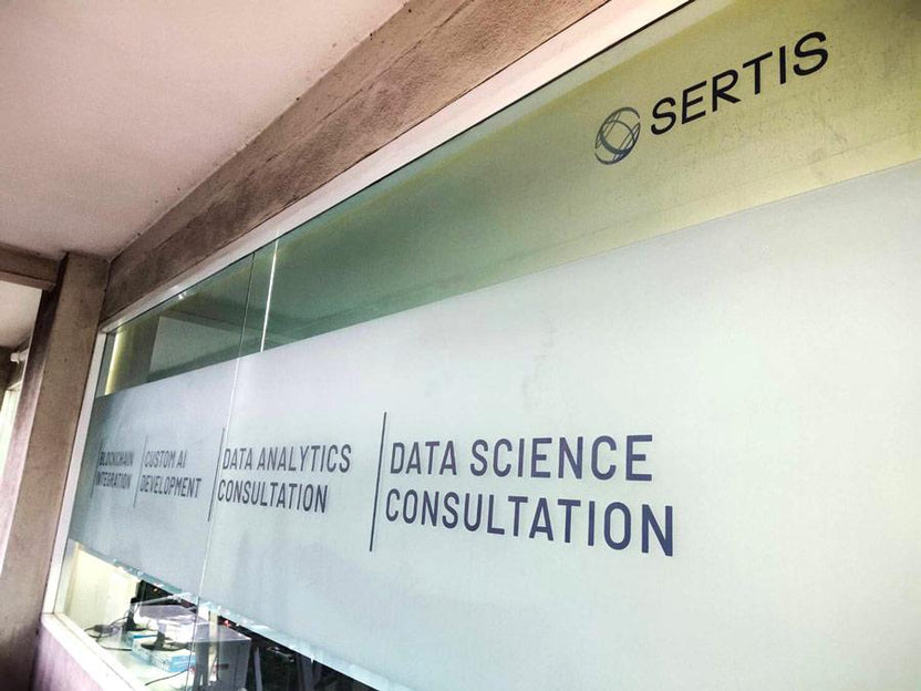 รับติดสติ๊กเกอร์อาคารสูง และป้ายติดตึก งานพิมพ์คมชัด ทีมช่างมืออาชีพ เหมาะสำหรับโฆษณา โปรโมชัน และสร้างภาพลักษณ์องค์กร