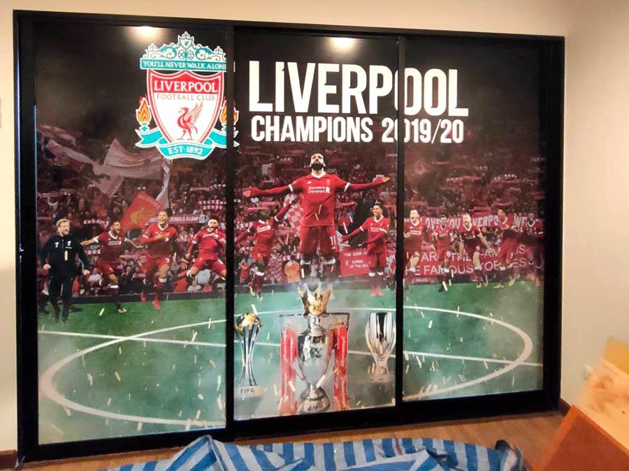 สติ๊กเกอร์ติดกระจก ทึบแสง กันแดด และโปร่งแสง พิมพ์คมชัด ช่วยลดแสงแดด เพิ่มความเป็นส่วนตัว เหมาะสำหรับอาคารและร้านค้า