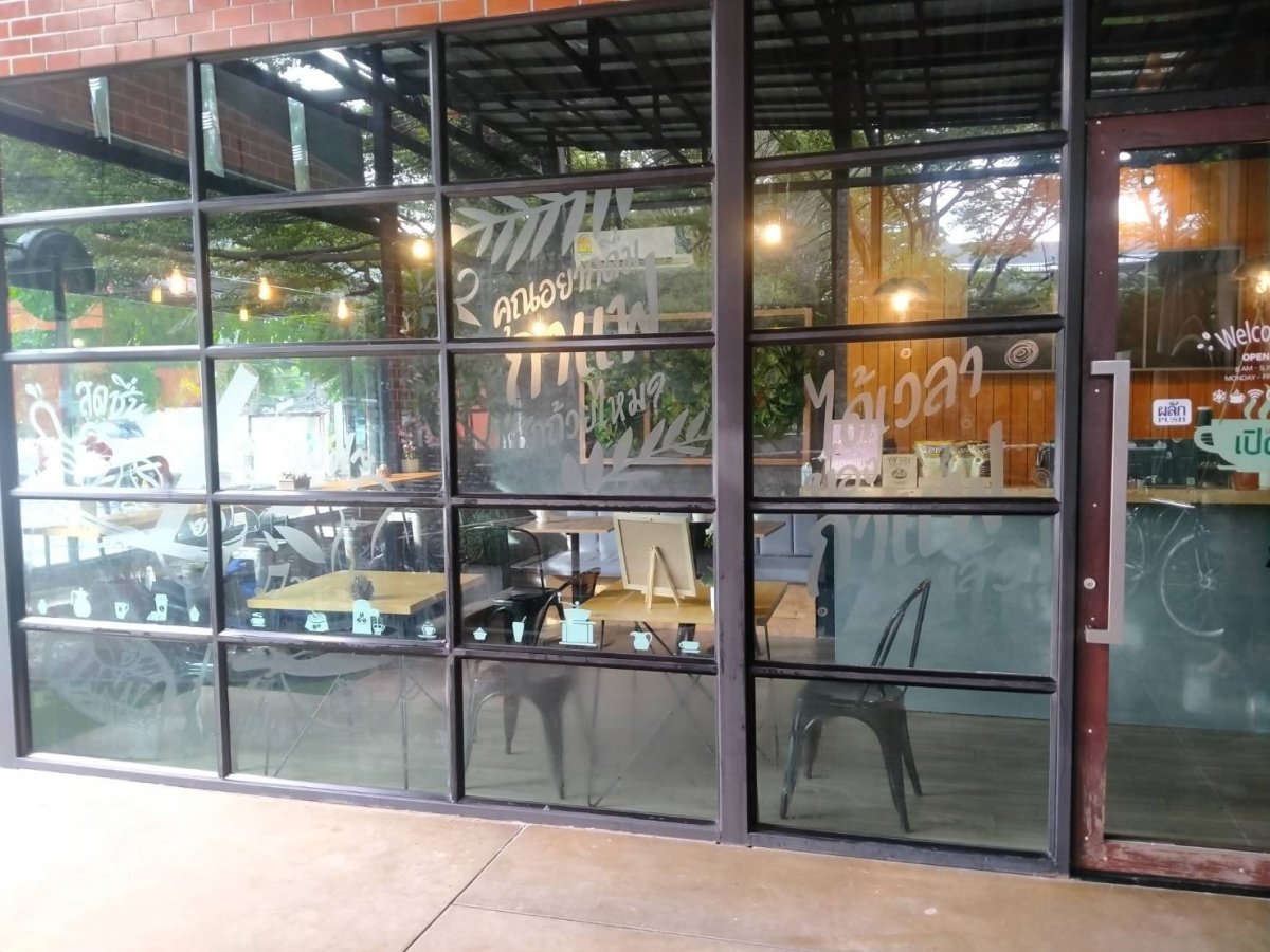 สติ๊กเกอร์ฝ้าขุ่นติดกระจกร้านกาแฟ สติ๊กเกอร์ฝ้าไดคัทลวดลายร้านกาแฟ ตกแต่งกระจกสวยๆ