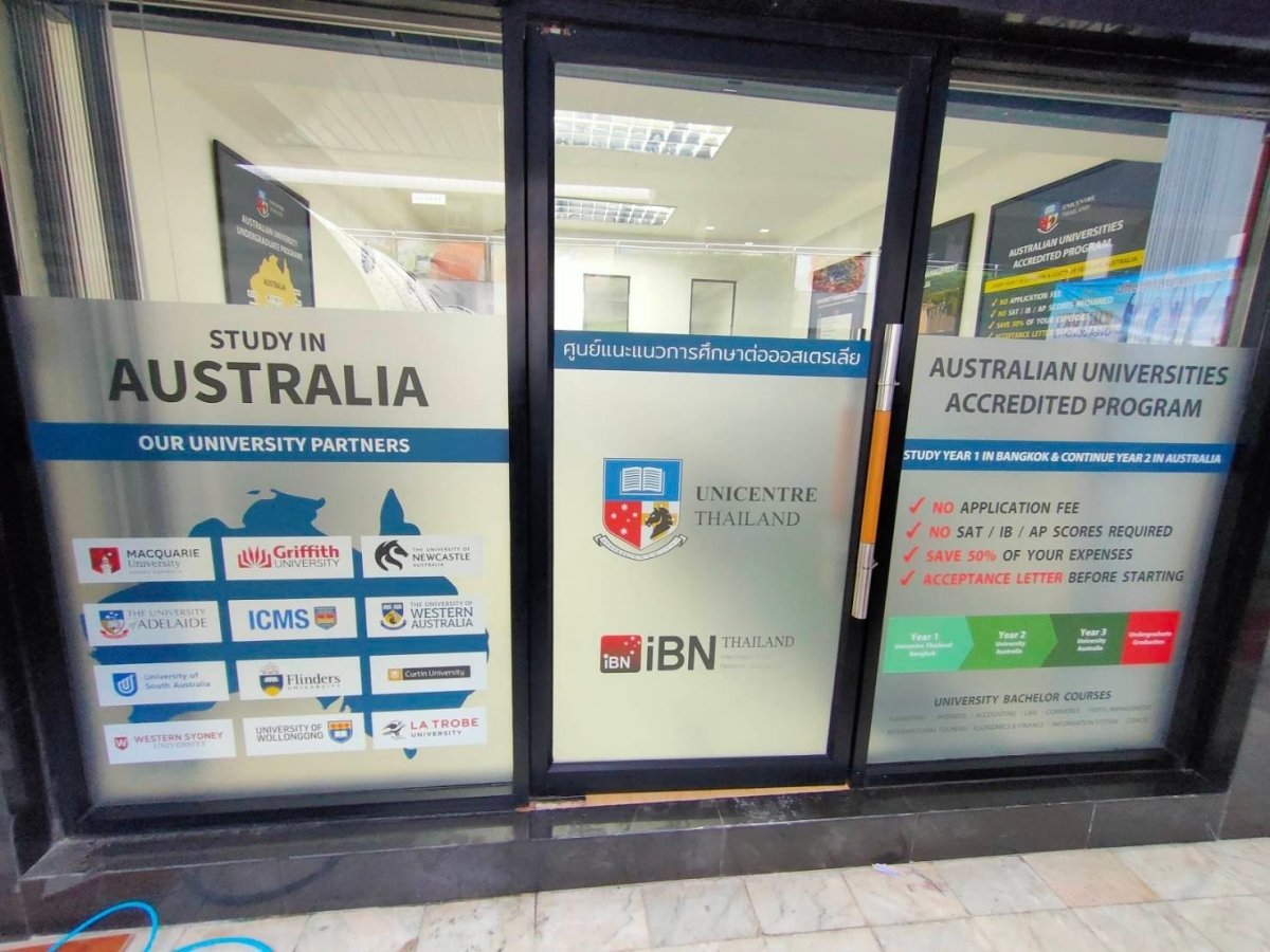 สติ๊กเกอร์ไดคัท และสติ๊กเกอร์ติดกระจกหน้าร้าน พิมพ์คมชัด สีสวยทนทาน เหมาะสำหรับงานตกแต่งร้านค้า โปรโมชัน และโฆษณา