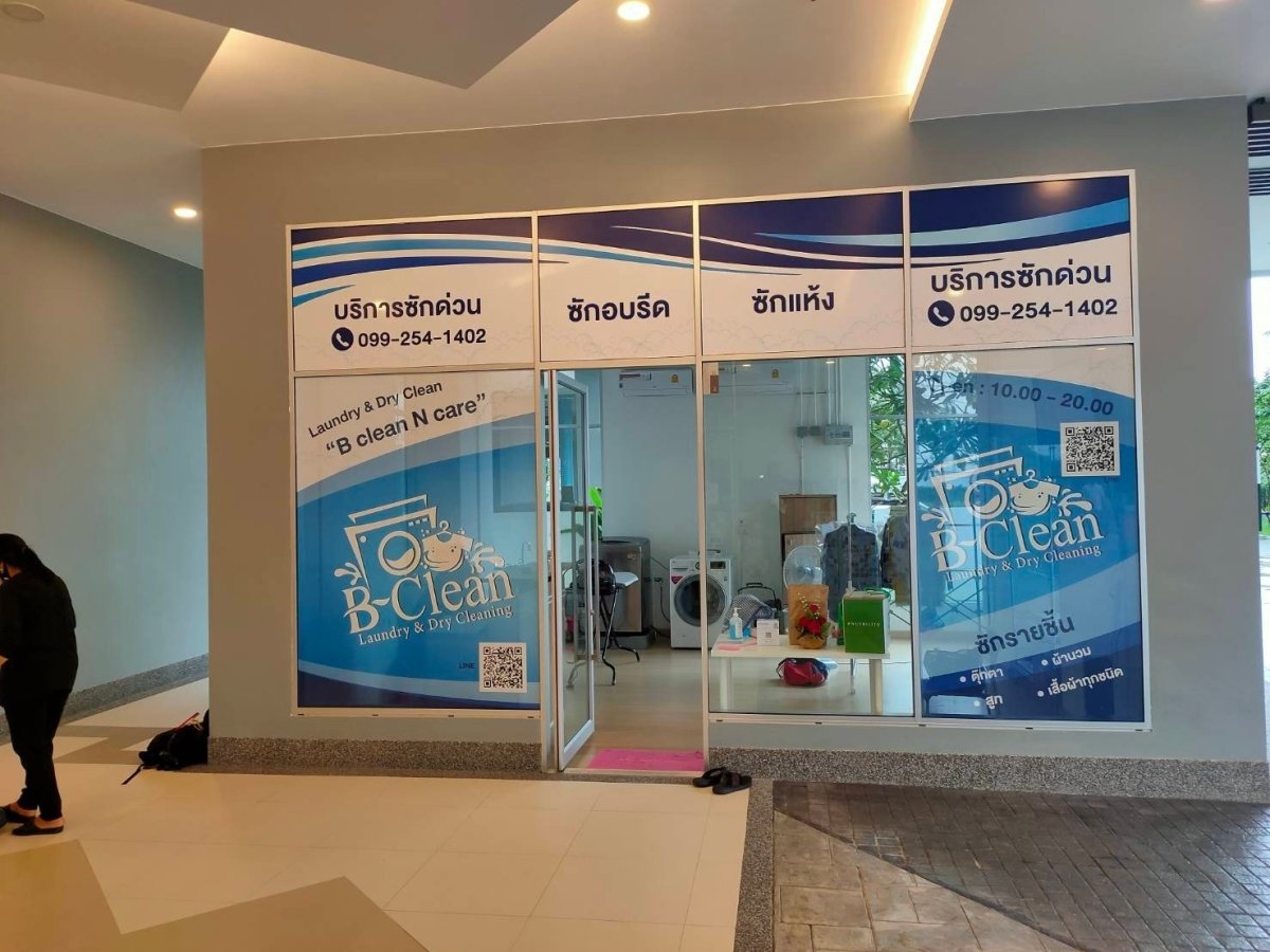 สติ๊กเกอร์ไดคัท และสติ๊กเกอร์ติดกระจกหน้าร้าน พิมพ์คมชัด สีสวยทนทาน เหมาะสำหรับงานตกแต่งร้านค้า โปรโมชัน และโฆษณา