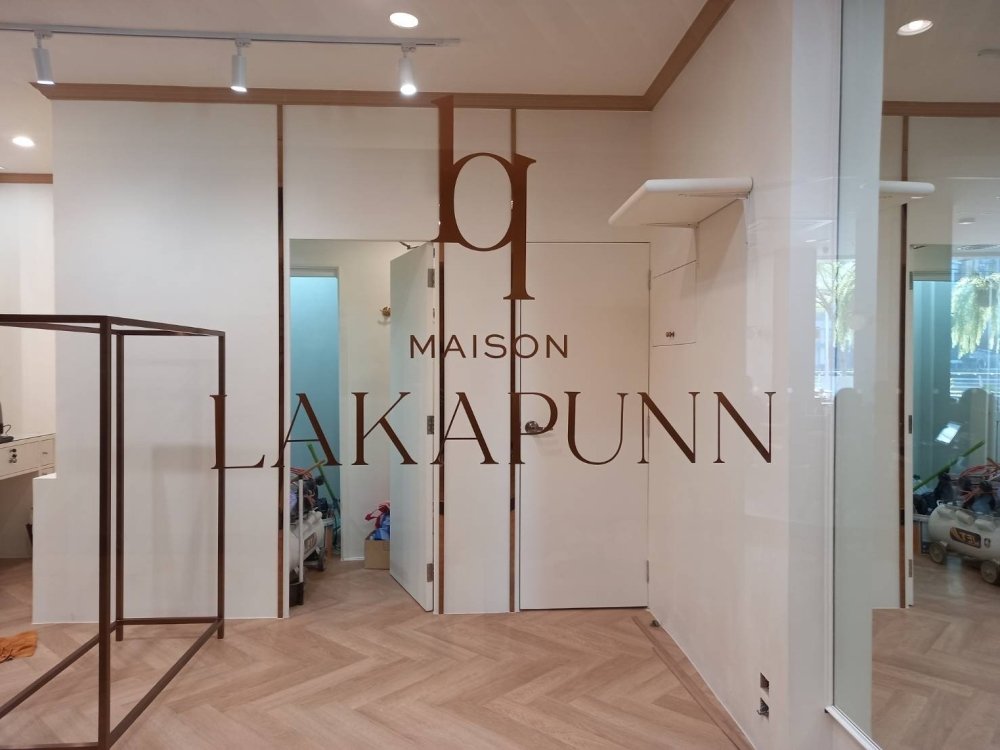 สติ๊กเกอร์ไดคัท และสติ๊กเกอร์ติดกระจกหน้าร้าน พิมพ์คมชัด สีสวยทนทาน เหมาะสำหรับงานตกแต่งร้านค้า โปรโมชัน และโฆษณา