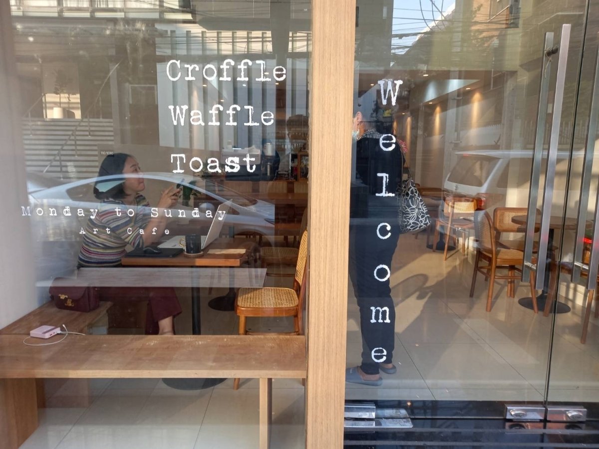 สติ๊กเกอร์ไดคัท ติดตกแต่งกระจกหน้าร้านกาแฟ สติ๊กเกอร์โลโก้ สติ๊กเกอร์บอกเวลาเปิดปิดร้านกาแฟ minimal สวย เรียบหรู ดูดี