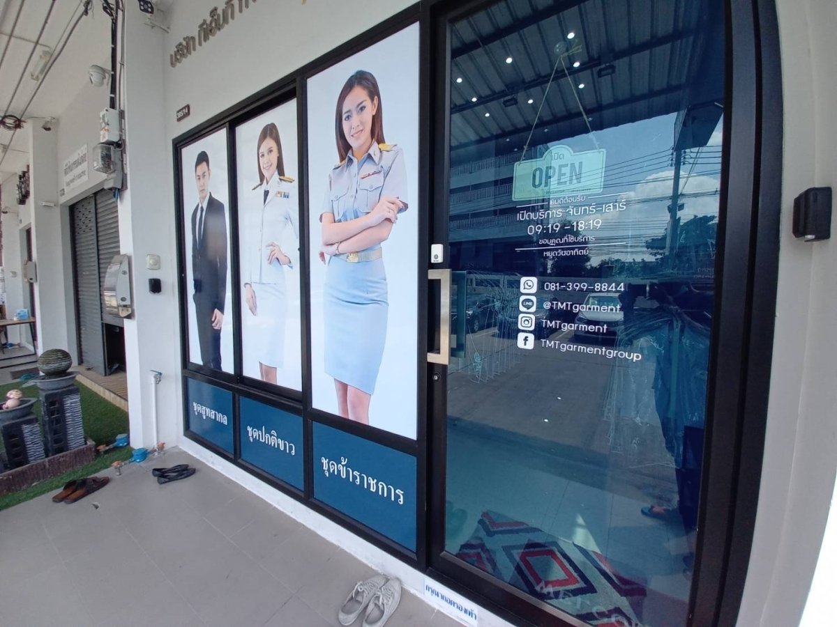 สติ๊กเกอร์ไดคัท และสติ๊กเกอร์ติดกระจกหน้าร้าน พิมพ์คมชัด สีสวยทนทาน เหมาะสำหรับงานตกแต่งร้านค้า โปรโมชัน และโฆษณา