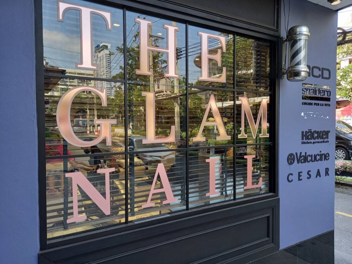 สติ๊กเกอร์ติดกระจก ทึบแสง กันแดด และโปร่งแสง พิมพ์คมชัด ช่วยลดแสงแดด เพิ่มความเป็นส่วนตัว เหมาะสำหรับอาคารและร้านค้า