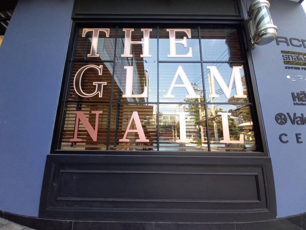 สติ๊กเกอร์ไดคัท และสติ๊กเกอร์ติดกระจกหน้าร้าน พิมพ์คมชัด สีสวยทนทาน เหมาะสำหรับงานตกแต่งร้านค้า โปรโมชัน และโฆษณา