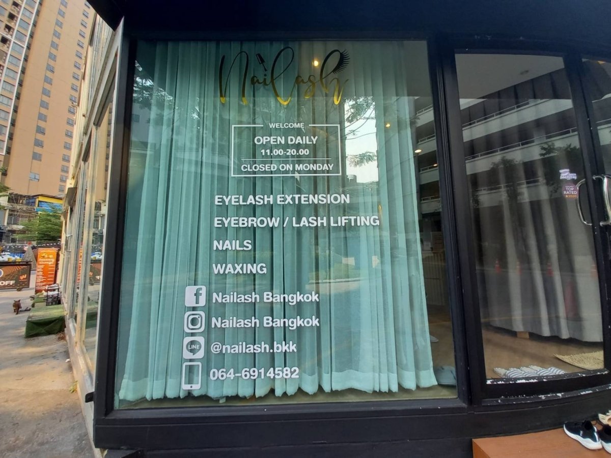 สติ๊กเกอร์ไดคัท และสติ๊กเกอร์ติดกระจกหน้าร้าน พิมพ์คมชัด สีสวยทนทาน เหมาะสำหรับงานตกแต่งร้านค้า โปรโมชัน และโฆษณา