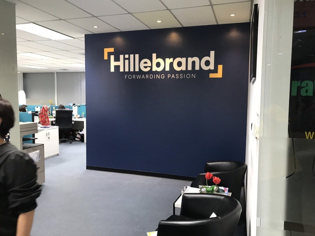 สติ๊กเกอร์ติดกระจก ทึบแสง กันแดด และโปร่งแสง พิมพ์คมชัด ช่วยลดแสงแดด เพิ่มความเป็นส่วนตัว เหมาะสำหรับอาคารและร้านค้า