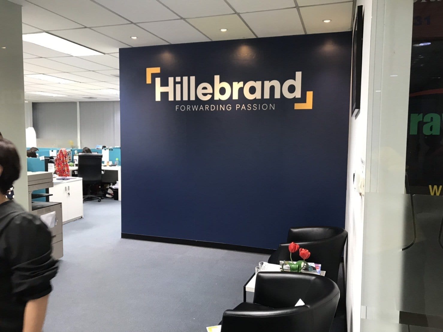 สติ๊กเกอร์ติดกระจก ทึบแสง กันแดด และโปร่งแสง พิมพ์คมชัด ช่วยลดแสงแดด เพิ่มความเป็นส่วนตัว เหมาะสำหรับอาคารและร้านค้า