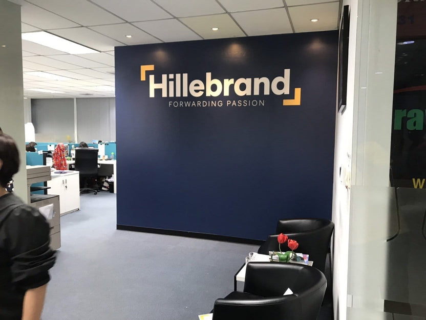 สติ๊กเกอร์ติดกระจก ทึบแสง กันแดด และโปร่งแสง พิมพ์คมชัด ช่วยลดแสงแดด เพิ่มความเป็นส่วนตัว เหมาะสำหรับอาคารและร้านค้า