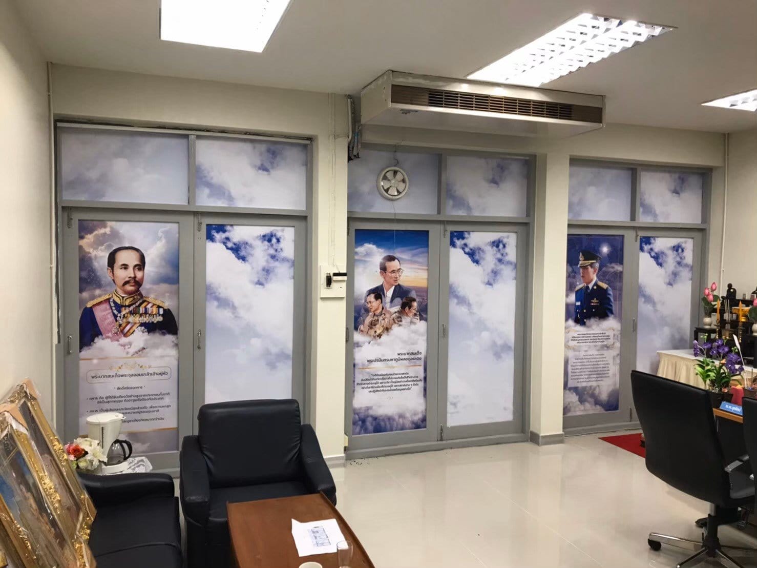 สติ๊กเกอร์ติดกระจก ทึบแสง กันแดด และโปร่งแสง พิมพ์คมชัด ช่วยลดแสงแดด เพิ่มความเป็นส่วนตัว เหมาะสำหรับอาคารและร้านค้า