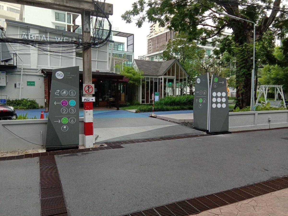 ป้ายเสา Pylon ป้ายทาวเวอร์ ดีไซน์โดดเด่น แข็งแรง ทนทาน เหมาะสำหรับป้ายบริษัท โครงการ อาคาร และงานโฆษณากลางแจ้ง