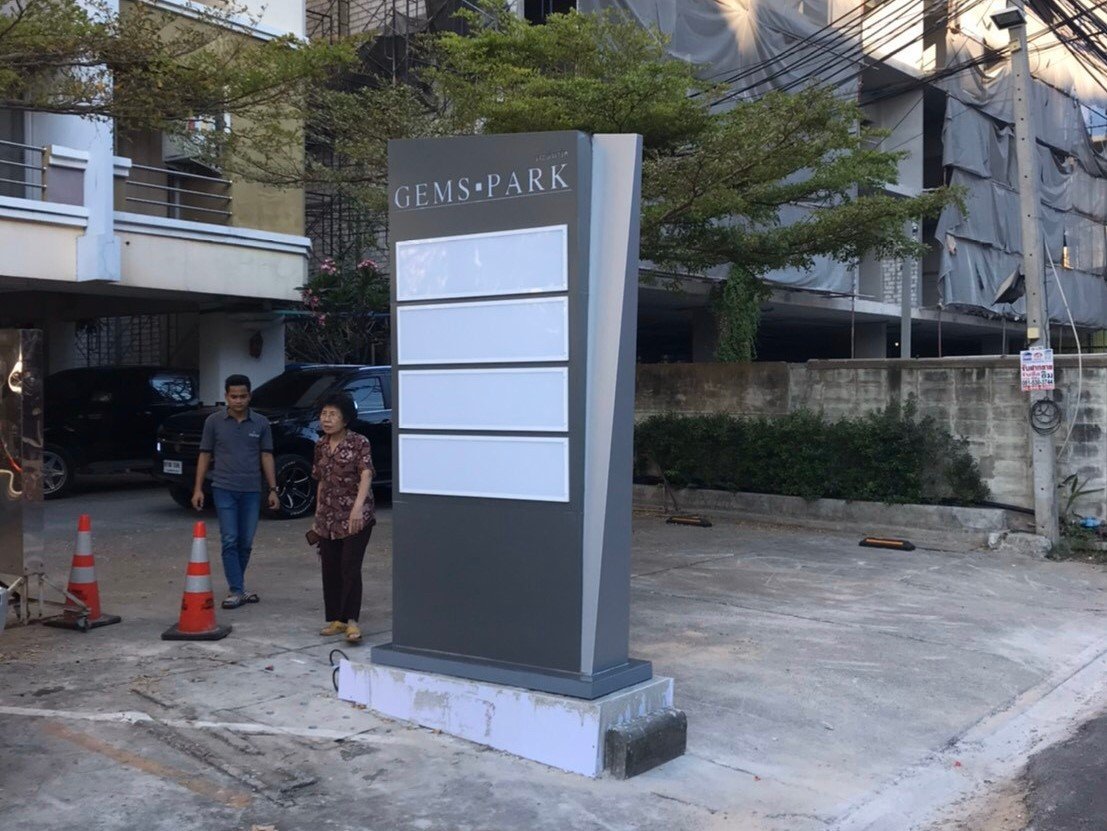 ป้ายเสา Pylon ป้ายทาวเวอร์ ดีไซน์โดดเด่น แข็งแรง ทนทาน เหมาะสำหรับป้ายบริษัท โครงการ อาคาร และงานโฆษณากลางแจ้ง