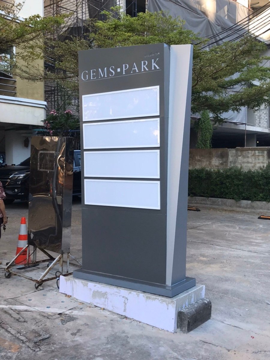 ป้ายเสา Pylon ป้ายทาวเวอร์ ดีไซน์โดดเด่น แข็งแรง ทนทาน เหมาะสำหรับป้ายบริษัท โครงการ อาคาร และงานโฆษณากลางแจ้ง