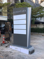 ป้ายเสา Pylon ป้ายทาวเวอร์ ดีไซน์โดดเด่น แข็งแรง ทนทาน เหมาะสำหรับป้ายบริษัท โครงการ อาคาร และงานโฆษณากลางแจ้ง
