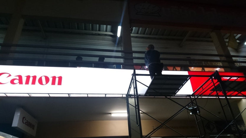 ป้ายกล่องไฟไวนิล และป้ายไฟไวนิลโปร่งแสง Backlit ให้แสงสว่างชัดเจน เหมาะสำหรับงานโฆษณา ป้ายหน้าร้าน และสื่อโปรโมชัน