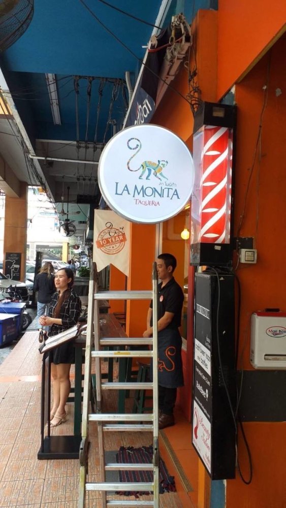 ป้ายกล่องไฟ ตู้ไฟ Light Box พิมพ์คมชัด สว่างเด่นชัดเจน เหมาะสำหรับป้ายโฆษณา หน้าร้าน และงานโปรโมชัน