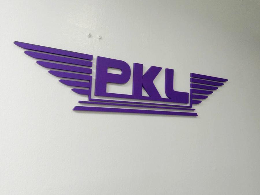 ป้ายตัวอักษรนูน ป้ายโลโก้ ป้ายชื่อบริษัท พลาสวูดตัวอักษร พลาสวูดฉลุลาย plaswood ป้ายตัวอักษรติดภายในอาคาร