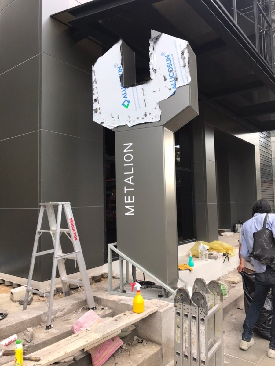 ป้ายเสา Pylon ป้ายทาวเวอร์ ดีไซน์โดดเด่น แข็งแรง ทนทาน เหมาะสำหรับป้ายบริษัท โครงการ อาคาร และงานโฆษณากลางแจ้ง