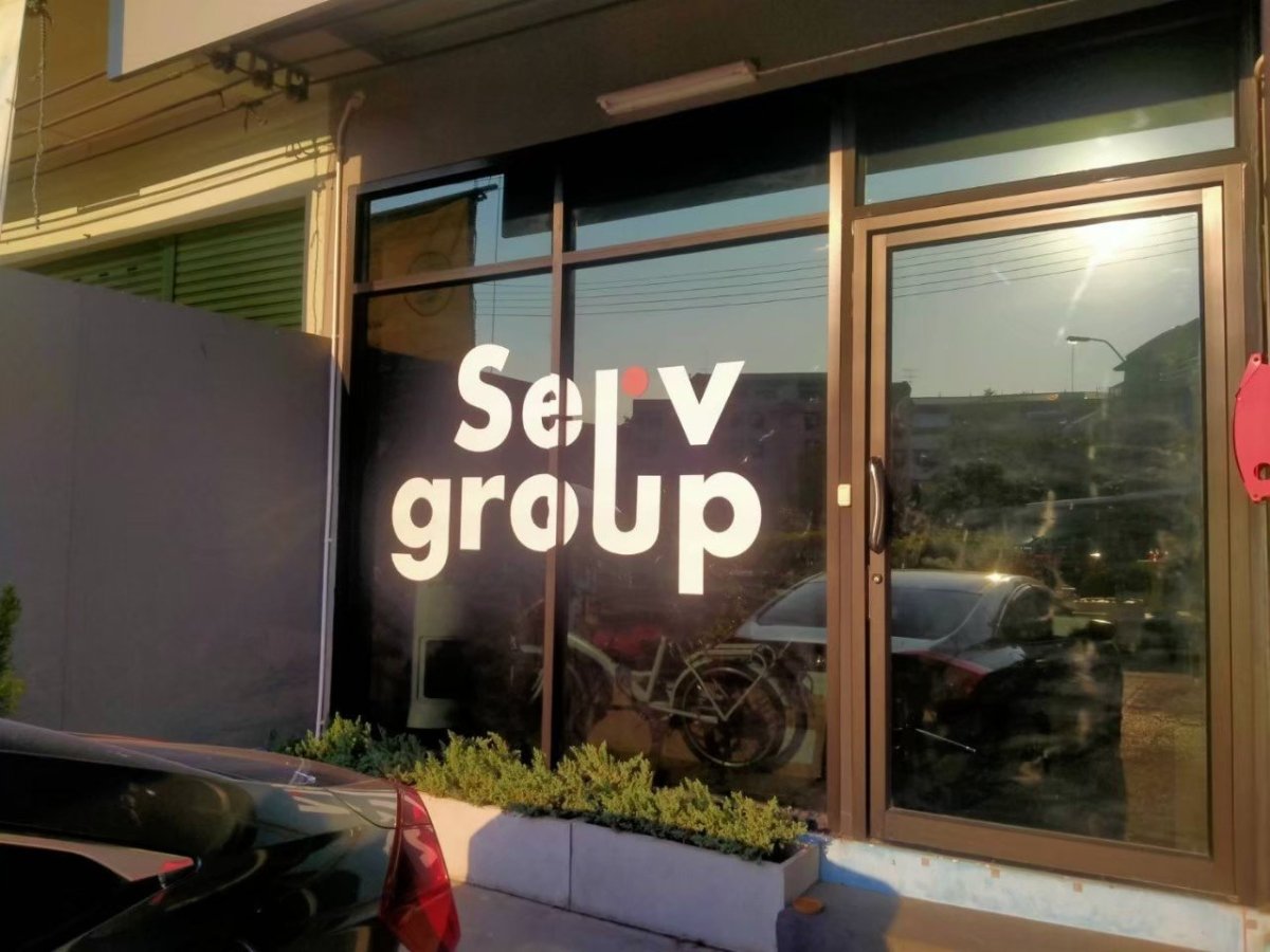 สติ๊กเกอร์ไดคัท และสติ๊กเกอร์ติดกระจกหน้าร้าน พิมพ์คมชัด สีสวยทนทาน เหมาะสำหรับงานตกแต่งร้านค้า โปรโมชัน และโฆษณา