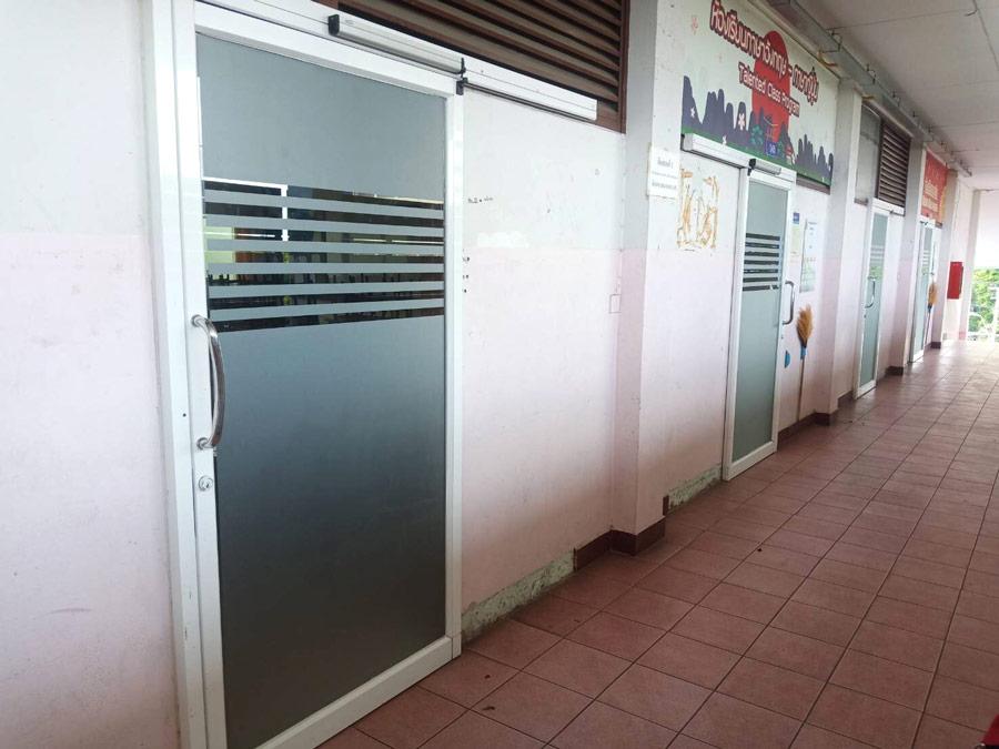 สติกเกอร์ฝ้าขุ่นติดกระจก พิมพ์สี สติกเกอร์พิมพ์ลาย สติ๊กเกอร์กั้นห้อง ในออฟฟิศ