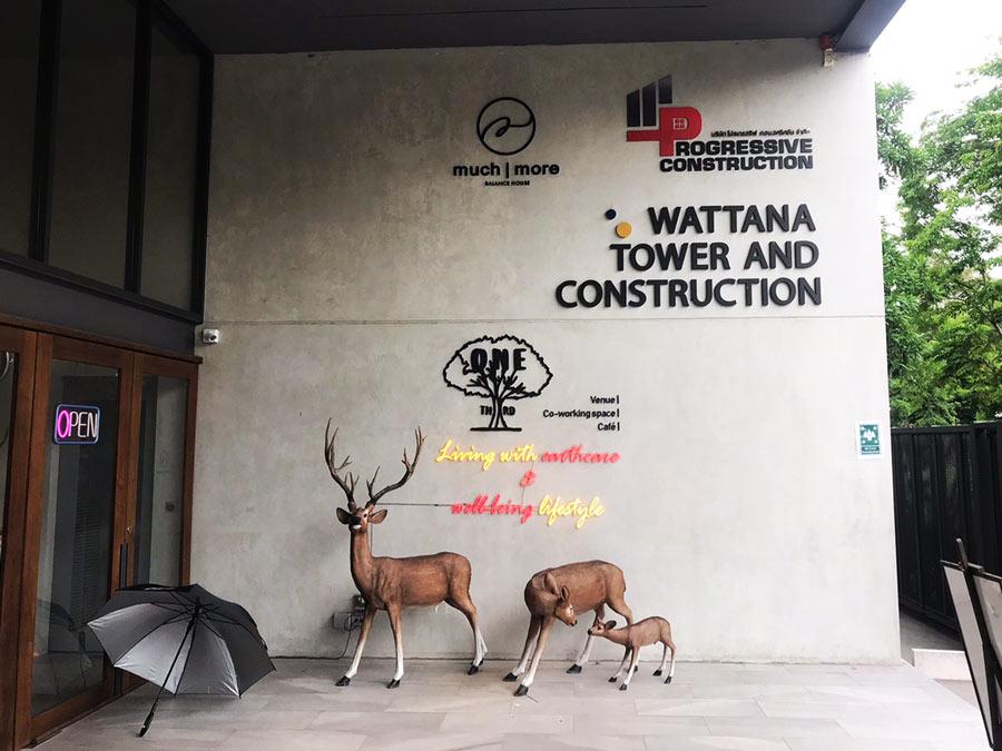 ป้ายพลาสวูด ตัวอักษร plastwood ไดคัท ทำสี ป้ายตกแต่งเวที ป้ายงานเลี้ยง พร็อพเวที prop ฉากเวที ป้ายตัวนูน พลาสวูดหนา 50 มิล