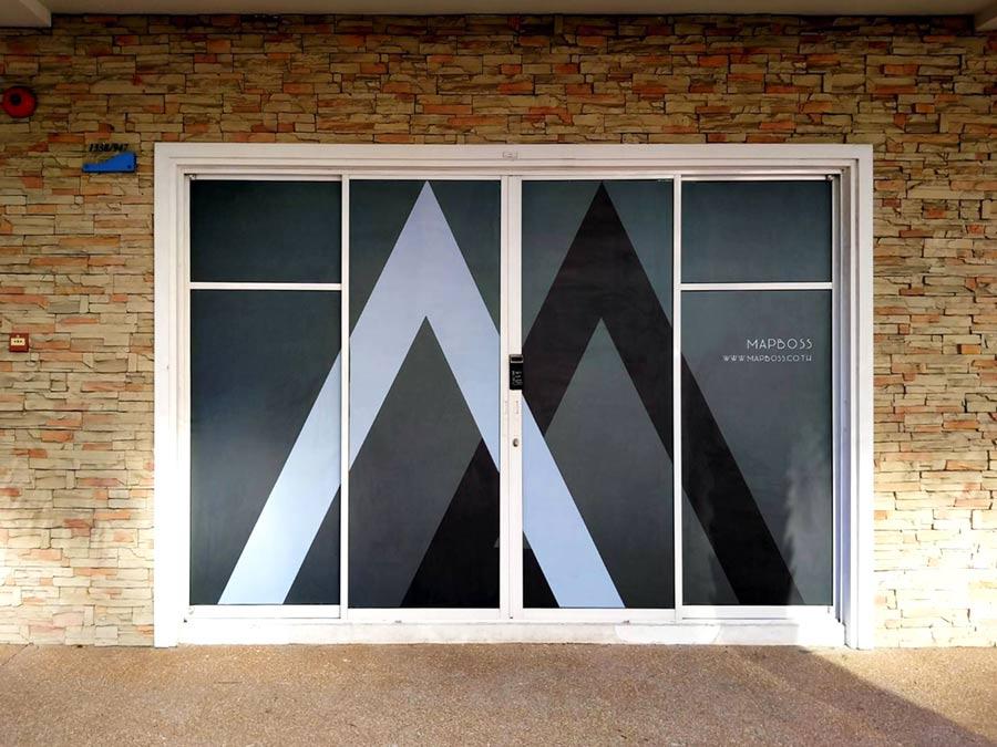 ร้านขายสติกเกอร์ ฝ้าติดกระจก บริการครบวงจร ติดตั้งสติ๊กเกอร์ ออฟฟิศ สติ๊กเกอร์ฝ้าพิมพ์สี