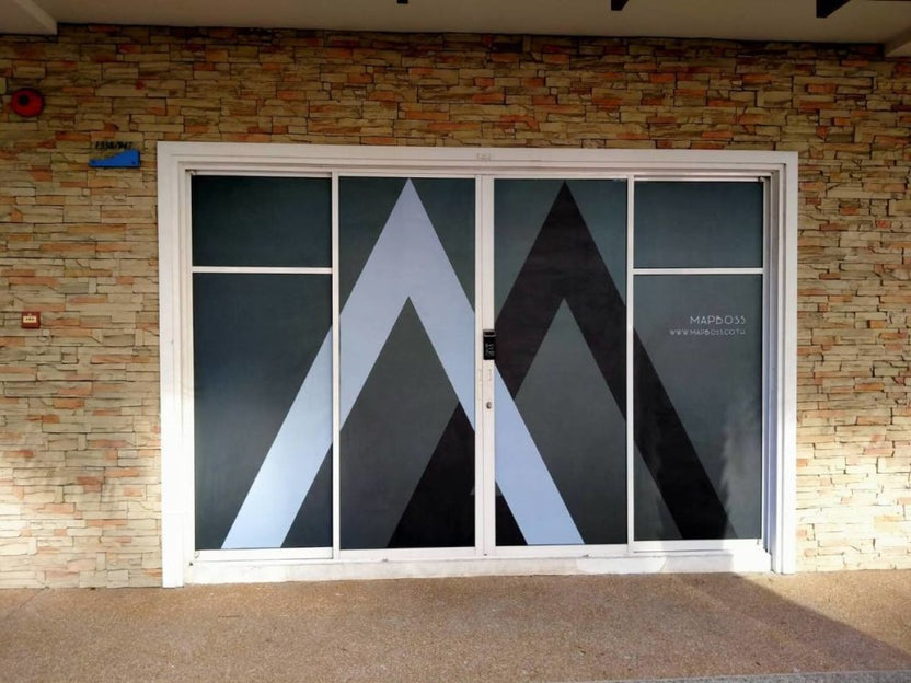 สติ๊กเกอร์ติดกระจก ทึบแสง กันแดด และโปร่งแสง พิมพ์คมชัด ช่วยลดแสงแดด เพิ่มความเป็นส่วนตัว เหมาะสำหรับอาคารและร้านค้า