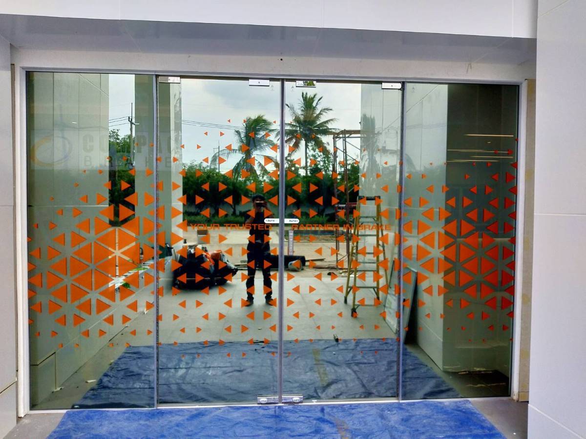 สติ๊กเกอร์ไดคัท และสติ๊กเกอร์ติดกระจกหน้าร้าน พิมพ์คมชัด สีสวยทนทาน เหมาะสำหรับงานตกแต่งร้านค้า โปรโมชัน และโฆษณา