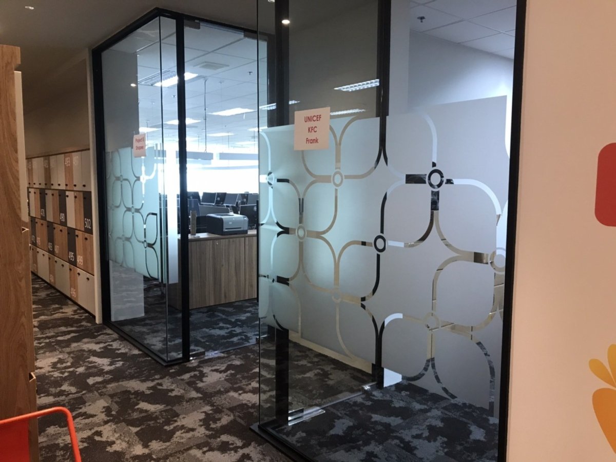 สติ๊กเกอร์ฝ้าติดห้องทำงานบังสายตา