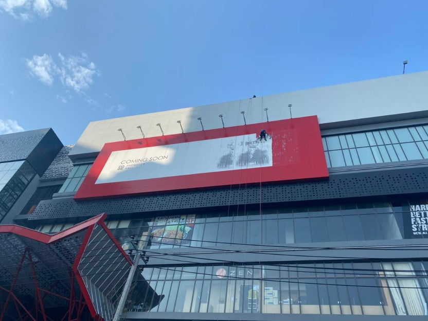 รับติดสติ๊กเกอร์อาคารสูง และป้ายติดตึก งานพิมพ์คมชัด ทีมช่างมืออาชีพ เหมาะสำหรับโฆษณา โปรโมชัน และสร้างภาพลักษณ์องค์กร