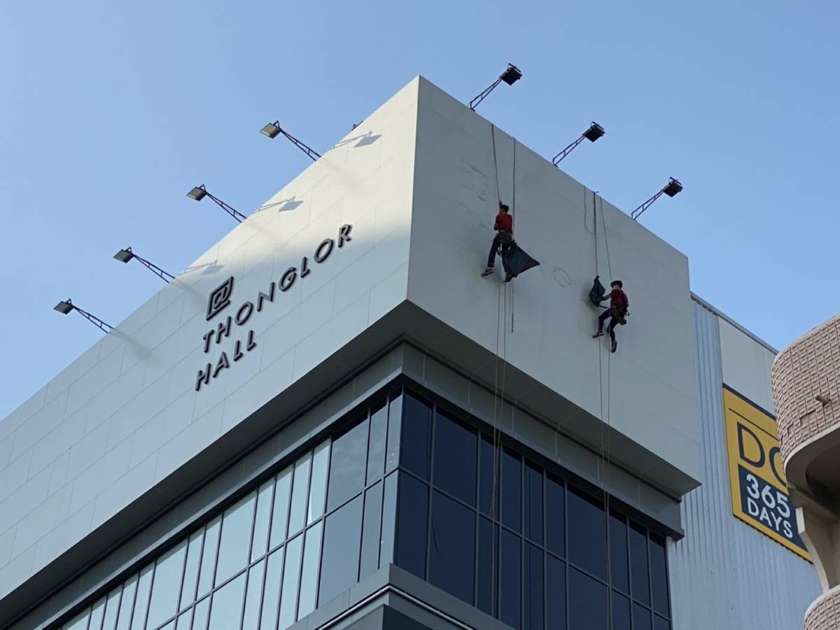 รับติดสติ๊กเกอร์อาคารสูง และป้ายติดตึก งานพิมพ์คมชัด ทีมช่างมืออาชีพ เหมาะสำหรับโฆษณา โปรโมชัน และสร้างภาพลักษณ์องค์กร