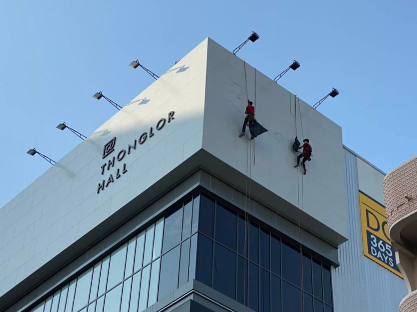 รับติดสติ๊กเกอร์อาคารสูง และป้ายติดตึก งานพิมพ์คมชัด ทีมช่างมืออาชีพ เหมาะสำหรับโฆษณา โปรโมชัน และสร้างภาพลักษณ์องค์กร