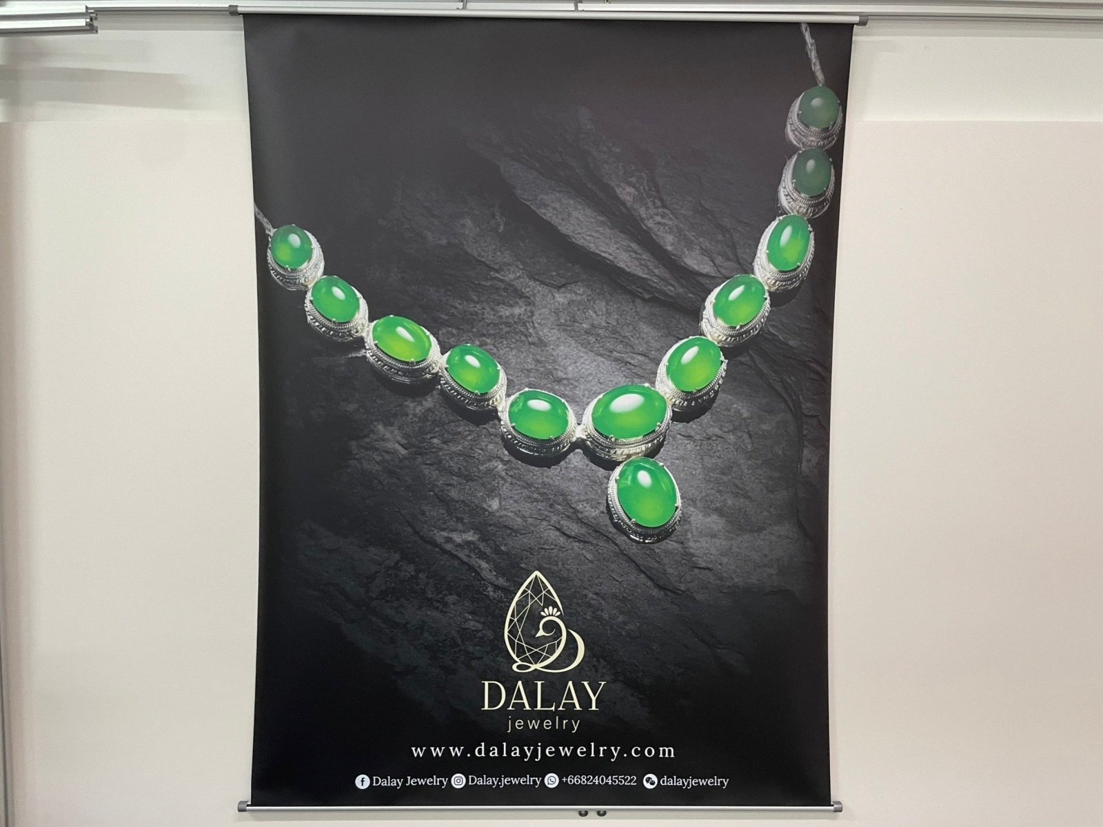 โปสเตอร์แขวนผนัง Hanging Poster พิมพ์คมชัด สีสดใส เหมาะสำหรับงานโฆษณา ประชาสัมพันธ์ และตกแต่งผนัง