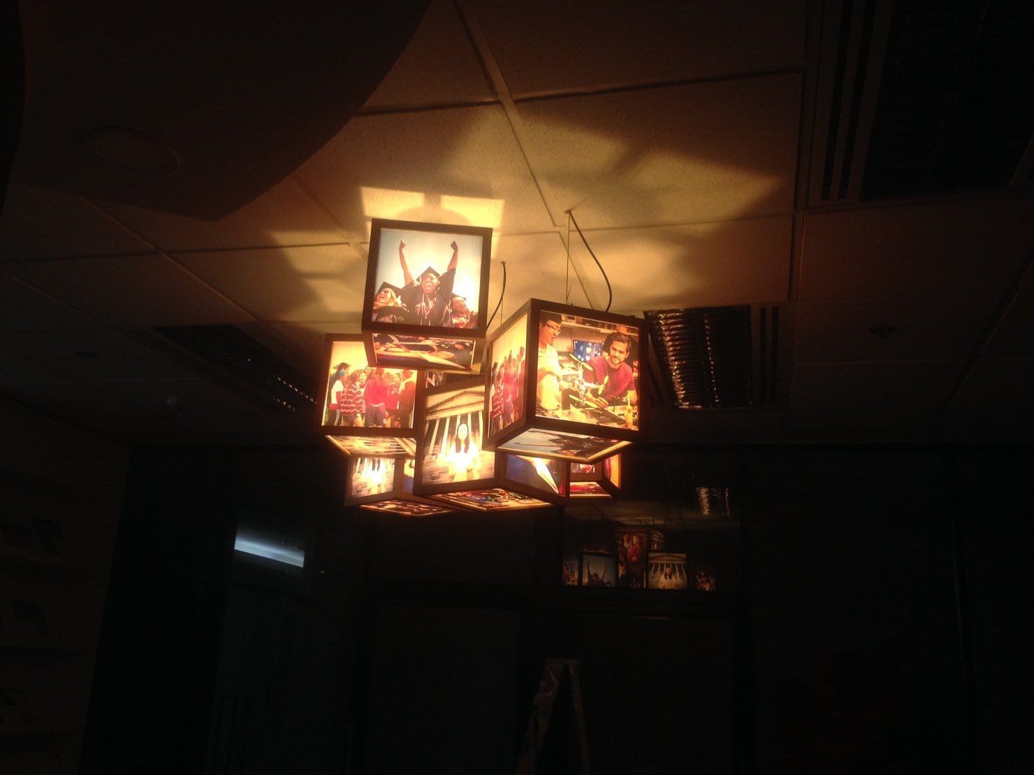 ป้ายกล่องไฟ ตู้ไฟ Light Box พิมพ์คมชัด สว่างเด่นชัดเจน เหมาะสำหรับป้ายโฆษณา หน้าร้าน และงานโปรโมชัน