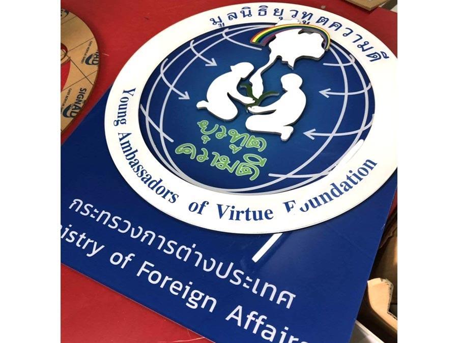 พิมพ์สกรีนยูวี รับสกรีนโลโก้ Print UV Inkjet งานพิมพ์คมชัด ทนทาน เหมาะสำหรับวัสดุหลากหลาย เช่น ไม้ โลหะ และอะคริลิค