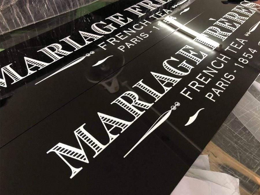 พิมพ์สกรีนยูวี รับสกรีนโลโก้ Print UV Inkjet งานพิมพ์คมชัด ทนทาน เหมาะสำหรับวัสดุหลากหลาย เช่น ไม้ โลหะ และอะคริลิค