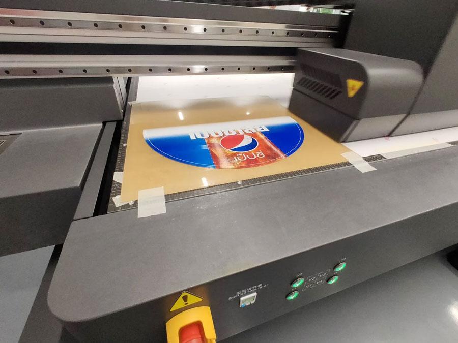 พิมพ์สกรีนยูวี รับสกรีนโลโก้ Print UV Inkjet งานพิมพ์คมชัด ทนทาน เหมาะสำหรับวัสดุหลากหลาย เช่น ไม้ โลหะ และอะคริลิค