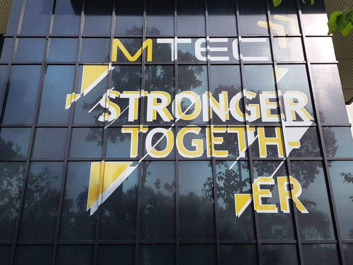 สติ๊กเกอร์ซีทรู See-through One Way Vision มองทะลุจากด้านในได้ พิมพ์คมชัด เหมาะสำหรับติดกระจกอาคารและรถยนต์