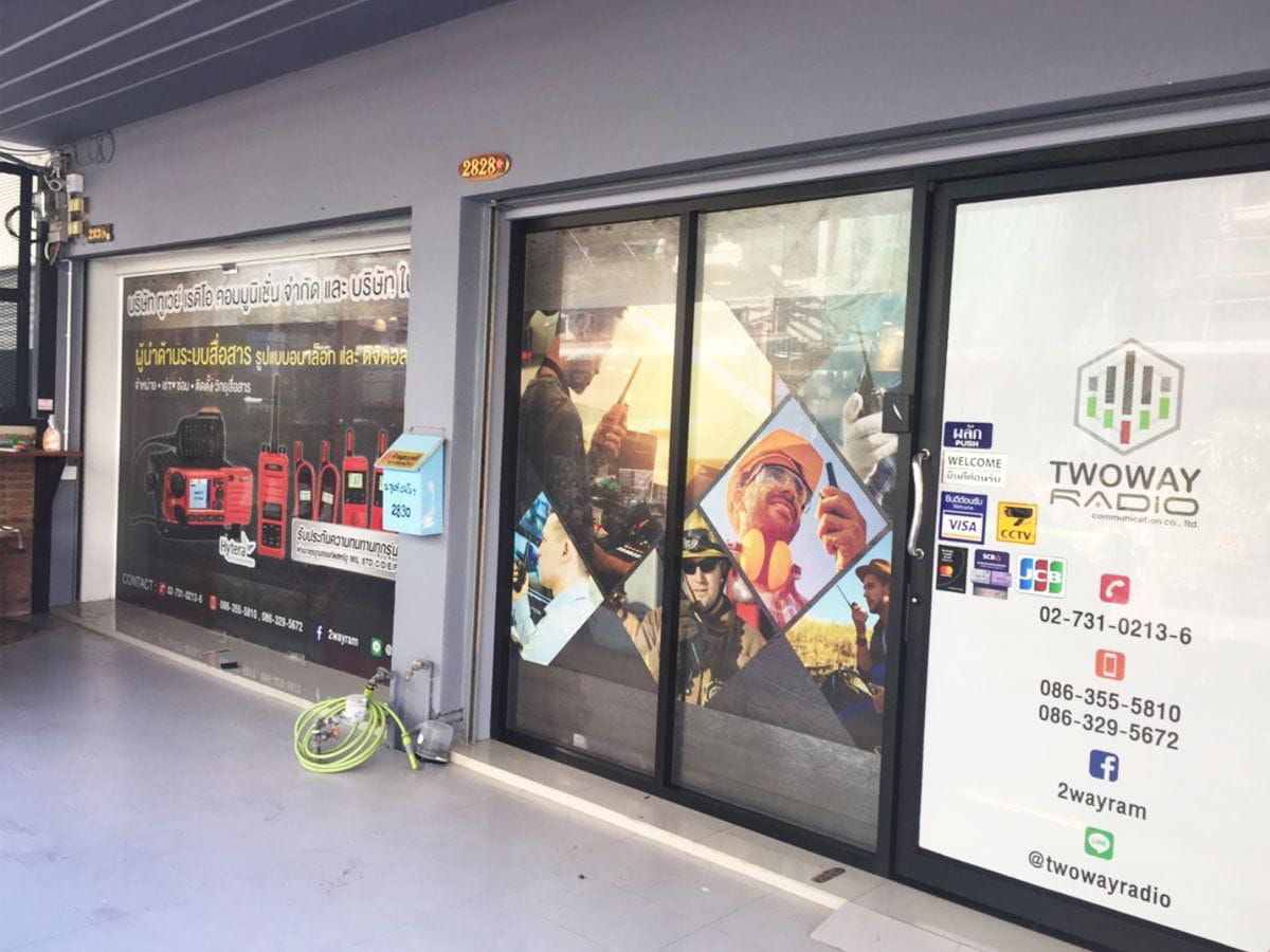 สติ๊กเกอร์ซีทรู See-through One Way Vision มองทะลุจากด้านในได้ พิมพ์คมชัด เหมาะสำหรับติดกระจกอาคารและรถยนต์