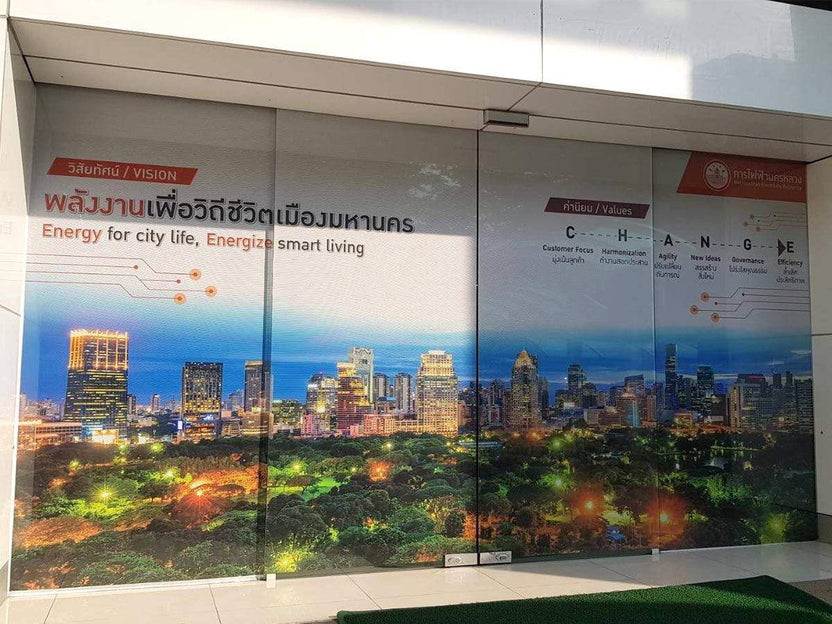 สติ๊กเกอร์ซีทรู See-through One Way Vision มองทะลุจากด้านในได้ พิมพ์คมชัด เหมาะสำหรับติดกระจกอาคารและรถยนต์