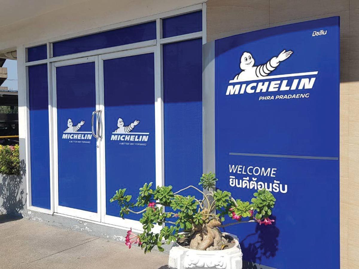 สติ๊กเกอร์ซีทรู See-through One Way Vision มองทะลุจากด้านในได้ พิมพ์คมชัด เหมาะสำหรับติดกระจกอาคารและรถยนต์