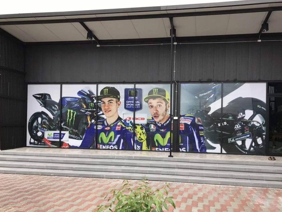 สติ๊กเกอร์ซีทรู See-through One Way Vision มองทะลุจากด้านในได้ พิมพ์คมชัด เหมาะสำหรับติดกระจกอาคารและรถยนต์