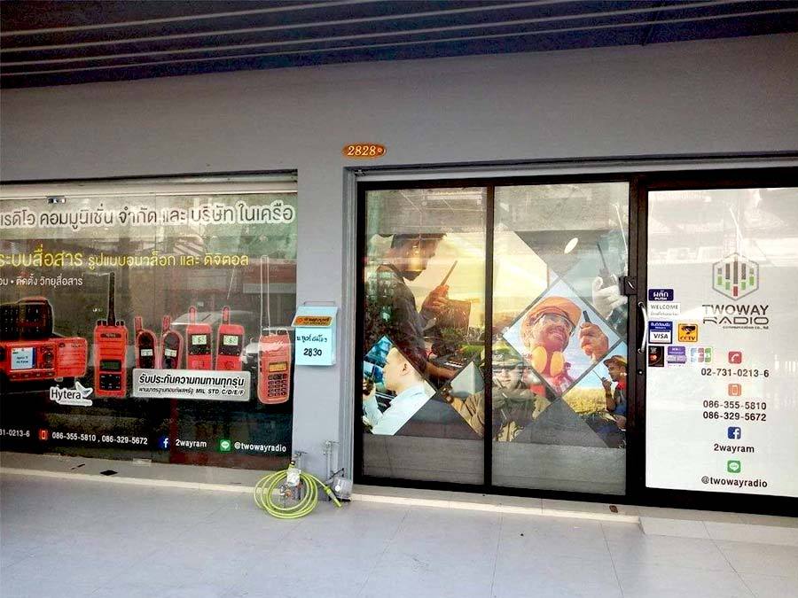 สติ๊กเกอร์ซีทรู See-through One Way Vision มองทะลุจากด้านในได้ พิมพ์คมชัด เหมาะสำหรับติดกระจกอาคารและรถยนต์